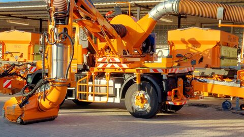 Tag der offenen Tür - SM Groß-Gerau 3 Orangener Hessen Mobil-Unimog mit Mähwerk seitlich