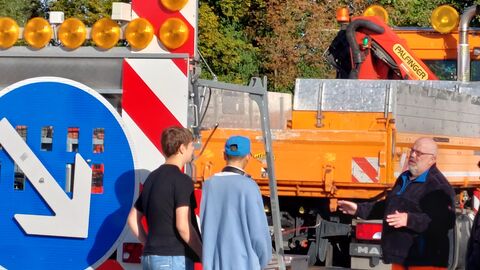 Tag der offenen Tür - SM Groß-Gerau 4 Ein Straßenwärter erklärt zwei Schülern den LKW