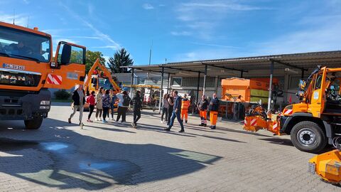 Tag der offenen Tür - SM Groß-Gerau 6 Schülerinnen und Schüler auf dem Betriebshof der Straßenmeistrei schauen sich den Fuhrpark an