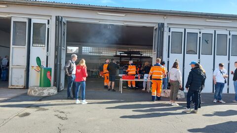 Tag der offenen Tür - SM Groß-Gerau 7 Grillstation vor der großen Fahrzeughalle