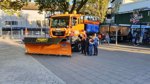 Hessen Mobil goes Kassel Huskies 1 Zwei Winterdienstfahrzeuge von Hessen Mobil können vor der Halle besichtigt werden