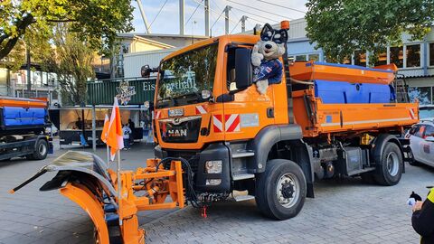 Hessen Mobil goes Kassel Huskies 3 Auch das Maskottchen der Kassel Huskies enterte den Schneepflug