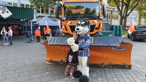 Hessen Mobil goes Kassel Huskies 4 Das Maskottchen der Kassel Huskies besuchte den Infostand von Hessen Mobil vor dem Spiel