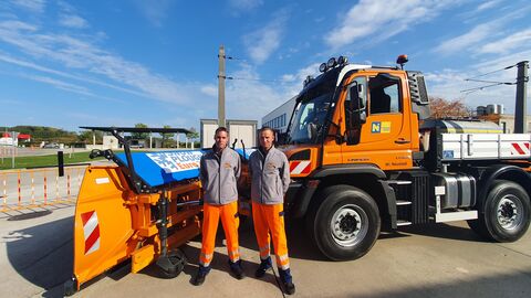 Horst Hildebrandt und Florain Hampel, das Team der Straßenmeisterei Frankenberg, vor einem Winterdienstfahrzeug bei der EM in Tulln an der Donau