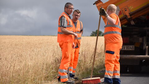 Schadstellen-Reparatur mit Straßenwärter Lucas Wöllenstein
