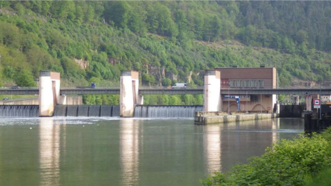 K 38 – Instandsetzung der Wehrbrücke in Hirschhorn Au dem Bild ist eine Brücke über einen Fluss zu sehen. Es ist die sogenannte Wehrbrücke Hirschhorn.