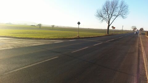 L 3351 - Neubau eines Rad- und Gehweges zwischen Friedberg/Fauerbach und Friedberg/Dorheim Die L 3351 bei Sonnenaufgang. Im rechten Bereich des Bildes ist die Straße, links ist ein Feld.