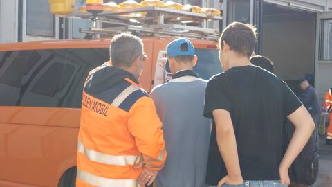Tag der offenen Tür - SM Groß-Gerau 9 Ein Straßenwärter erklärt zwei Schülern den LKW
