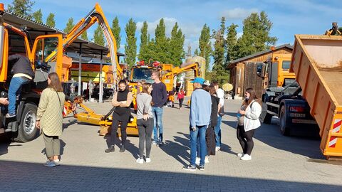 Tag der offenen Tür - SM Groß-Gerau 11 Schülerinnen und Schüler auf dem Betriebshof der Straßenmeistrei schauen sich den Fuhrpark an