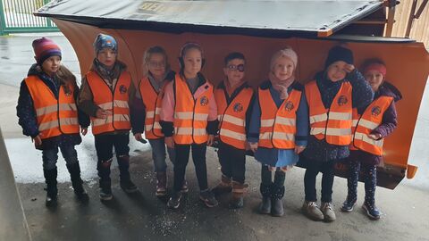 Die Erstklässler vor dem großen Schneepflug