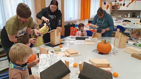 Die Erstklässer basteln selbst Vogelhäuschen 