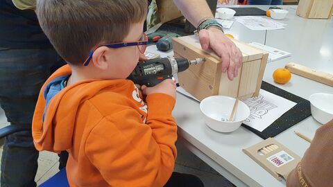 Hier wird sogar mit der Bohrmaschine gebohrt