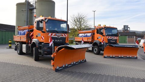 Neue LKW bei Hessen Mobil Die beiden neuen lKW auf dem Hof der Meisterei vor den beiden Salzsilos