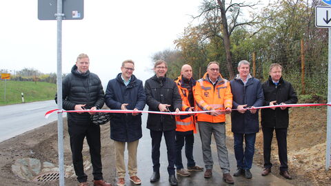 (v.l.n.r.) Hessen Mobil-Präsident Heiko Durth, BM Alexander Wright (Stadt Gießen), StS Jens Deutschendorf, Marcus Schwarz, Hessen Mobil Ingenieurbau Marburg, Jörg Scheffer und Dirk Wind von der Baufirma Heinrich Rohde, BM Michael Ranft (Gemeinde Buseck) Verkehrsfreigabe Radweg L 3128 Wieseck - Alten Buseck