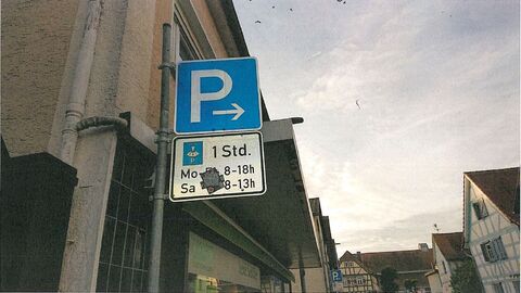 Beklebtes Parkhinweisschild