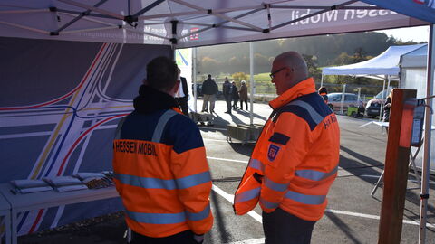 Eröffnung Infocenter OU Mörlenbach 11 Gespräch unter Hessen Mobil-Kollegen
