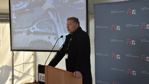 Eröffnung Infocenter OU Mörlenbach 14 Heiko Durth erläutert die Besionderheiten der Baumaßnahme