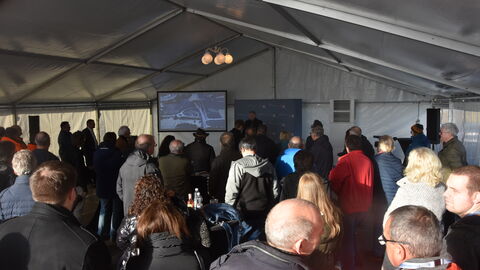 Eröffnung Infocenter OU Mörlenbach 15 Viele interessierte BesucherInnen sind bei der feierlichen Eröffnung in einem Zelt mit dabei.