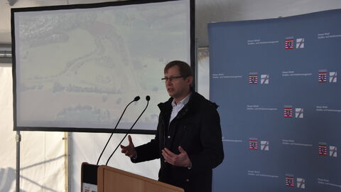 Eröffnung Infocenter OU Mörlenbach 16 Staatssekretär Jens Deutschendorf am Rednerpult