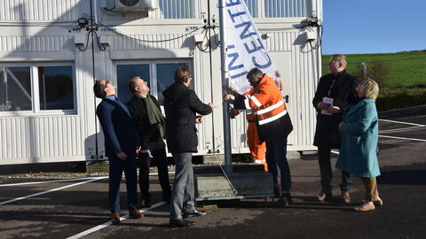 Hessen Mobil Präsident Heiko Durth und die politischen Ehrengäste hissen die Flagge vor dem neuen Infocenter