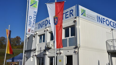 Eröffnung Infocenter OU Mörlenbach 1 Wehende Fahnen vor dem Infocenter OU Mörlenbach