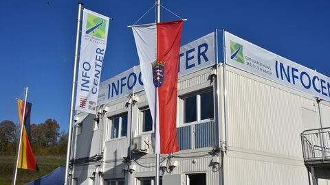 Eröffnung Infocenter OU Mörlenbach 1 Das Infocenter mit seinen 3 Fahnen von weitem