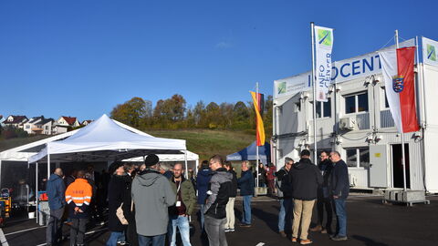 Eröffnung Infocenter OU Mörlenbach 23 Das Infocenter mit seinen 3 Fahnen von weitem