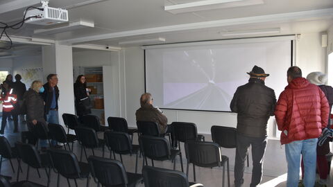 Eröffnung Infocenter OU Mörlenbach 25 Die Besucher schauen sich 3D-Echzeitsimulationn im Infocenter an