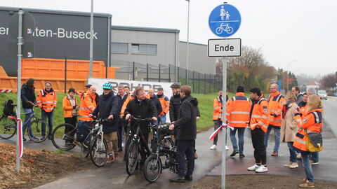 Verkehrsfreigabe L 3128 Radweg Wieseck - Alten Buseck 2 Die Ehrengäste befahren die Strecke erstmals mit ihren Fahrrädern