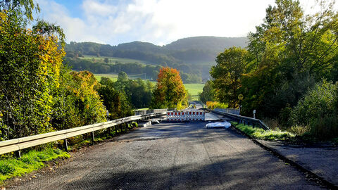 Die L 3176 nach den Fräsarbeiten, im Hintergrund ist die Sperrung mit dem Bauwerk zu sehen. das Foto wurde während der Maßnahme aufgenommen und zeigt nicht den aktuellen Zustand
