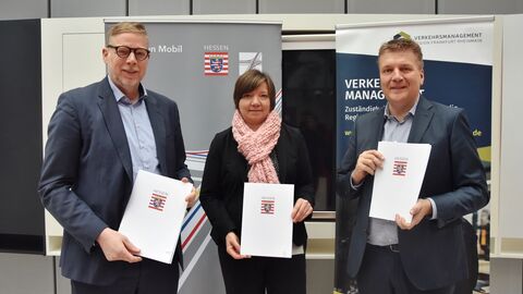 Heiko Durth, Heike Mühlhans und Ulrich Krebs  bei der Unterzeichnung der Absichtserklärung