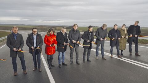 Die politischen Gäste und Projektverantwortlichen durchschneiden symbolisch das Band zur Freigabe des Verkehrs Die politischen Gäste und Projektverantwortlichen durchschneiden symbolisch das Band zur Freigabe des Verkehrs