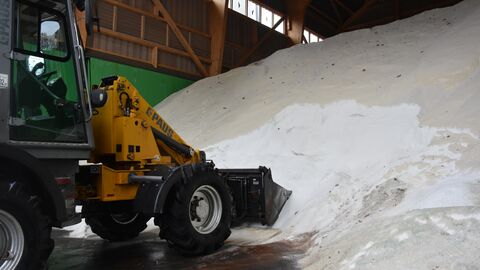 Salzhalle der SM Offenbach ist gut gefüllt - ein radlader zum Beladen steht bereit