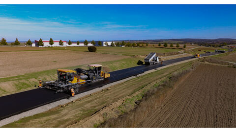 Letzte Asphaltladung für den Nordabschnitt der B 7-Ortsumgehung Calden Letzte Asphaltladung für den Nordabschnitt der B 7-Ortsumgehung Calden. Gemeinsam mit der neuen K 47 kann die neue Strecke im Dezmeber für den Verkehr freigegeben werden. Der Ortskern von Calden wird vom Durchgangsverkehr befreit.
