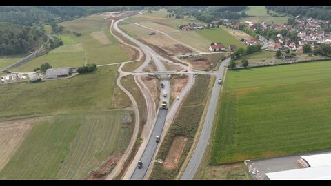Bau der B 252-Ortsumgehung Dorfitter Der Bau der B 252-Ortsumgehung Dorfitter schreitet voran. Der Streckenbau im nördlichen Teil ist im Septmeber so gut wie abgeschlossen. Im südlichen Teil entstehen aktuell zwei weitere Brückenbauwerke. Voraussichtlich im Sommer 2024 rollt der Verkehr über die Ortsumgehung.