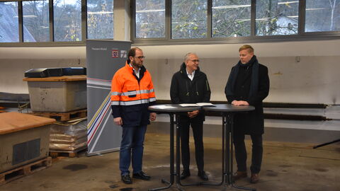 Pressetermin Auftakt Winterdienstsaison 2022/2023 - 3 Dr. Rupert Pfeiffer, Tarek Al-Wazir und Heiko Durth begrüßen die anwesenden Pressevertreter an zwei Stehtischen stehend