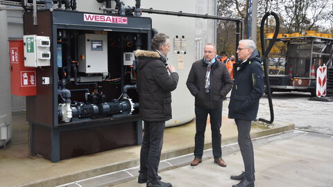 Pressetermin Auftakt Winterdienstsaison 2022/2023 - 5 Tarek Al-Wazir lässt sich die automatische Sole-Mischanlage der SM Offenbach erklären
