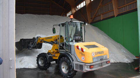 Pressetermin Auftakt Winterdienstsaison 2022/2023 - 3 Ein Radlader schaufelt Salz aus der Salzhalle