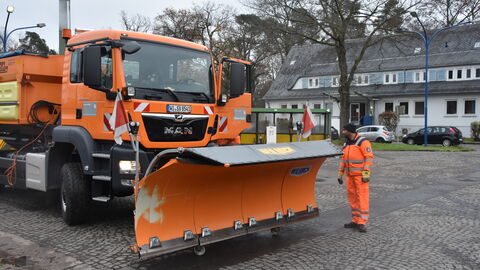 Pressetermin Auftakt Winterdienstsaison 2022/2023 - 8 Ein Mitarbeiter kontrolliert, ob der Schneepflug sicher mit dem LKW gekoppelt ist