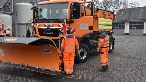 Pressetermin Auftakt Winterdienstsaison 2022/2023 - 9 2 Mitarbeiter vor dem Schneepflug-LKW