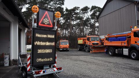 Pressetermin Auftakt Winterdienstsaison 2022/2023 - 10 Eine LED-Warntafel mit der Aufschrift Winterdienstauftakt 2022/2023