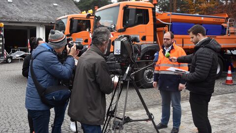 Pressetermin Auftakt Winterdienstsaison 2022/2023 - 12 Die PressevertreterInnen interviewen Dr. Ruper Pfeiffer