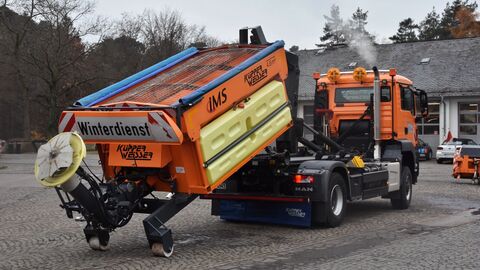 Pressetermin Auftakt Winterdienstsaison 2022/2023 - 14 Der Streubehälter wird per Hakenlift auf den LKW gezogen