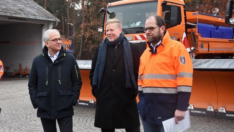 Pressetermin Auftakt Winterdienstsaison 2022/2023 - 16 Tarek Al-Wazir, Heiko Durth und Dr. Rupert Pfeiffer im Gespräch