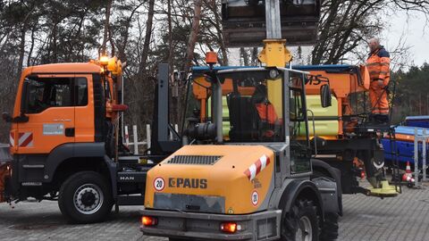 Pressetermin Auftakt Winterdienstsaison 2022/2023 - 19 Mit dem Radlader wird ein LKW mit Salz befüllt