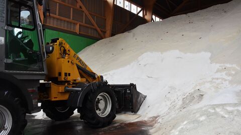 Pressetermin Auftakt Winterdienstsaison 2022/2023 - 18 Ein Radlader in der Salzhalle