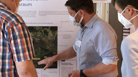 Infomesse B 49 Ersatz Brückenzug Wetzlar Im Mai informierten sich ca. 150 Interessierte zum aktuellen Planungsstand des Großprojektes "B 49 Ersatz Brückenzug Wetzlar" sowie zu weiteren Planungsprojekten im Großraum Wetzlar. Hessen Mobil, die Stadt Wetzlar und die Autobahn GmbH des Bundes hatten zu einem Austausch mit den Planenden in die Stadthallen Wetzlar eingeladen.