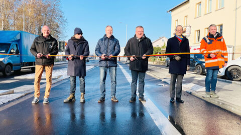 Verkehrsfreigabe B 254 Frankfurter Straße in Fulda - die Ehrengäste durchschneiden das Band