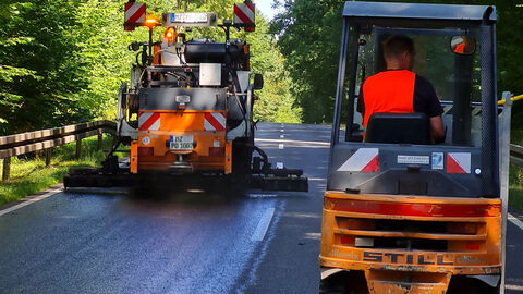 Innovation im Straßenbau! Im Zuge der B 254 wird im Juli auf einer Länge von rund zwei Kilometern eine neuartige Fahrbahn-Konservierungsmaßnahme zwischen Alsfeld/Eudorf und der Kreisgrenze durchgeführt.  Innovation im Straßenbau! Im Zuge der B 254 wird im Juli auf einer Länge von rund zwei Kilometern eine neuartige Fahrbahn-Konservierungsmaßnahme zwischen Alsfeld/Eudorf und der Kreisgrenze durchgeführt.