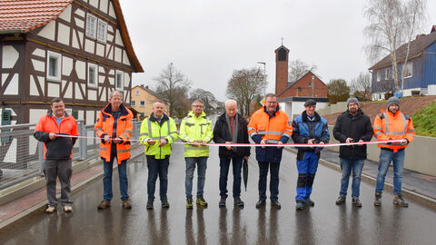 Sven-Eric Häger (li., Hessen Mobil, Sachgebiet Bau Eschwege, Projektverantwortlicher), Ulrich Hansel (6.v.li.,Dezernent Planung und Bau der Region Osthessen von Hessen Mobil) und Marc Schumann (re.,Räuber Bau) mit Vertretern der Gemeinde Gruppenfoto Verkehrsfreigabe L 3170 - Ortsdurchfahrt Euitra